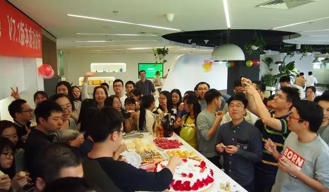 这家公司工作日不好好上班，集体开party？原因居然是…… 