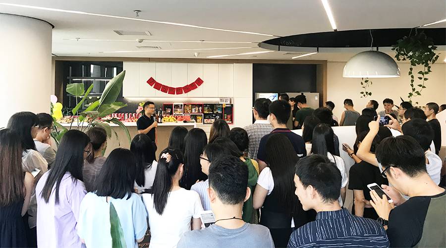 上班时间，公然集体开Party，分蛋糕、吃Pizza、喝香槟！